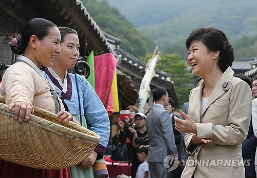 ▲ 새누리당 박근혜 대선 후보가 20일 오후 용인시 처인구 MBC드라미아를 방문, 외주 드라마 '아랑사또전' 보조 출연자들과 대화를 하고 있다. ⓒ 연합뉴스