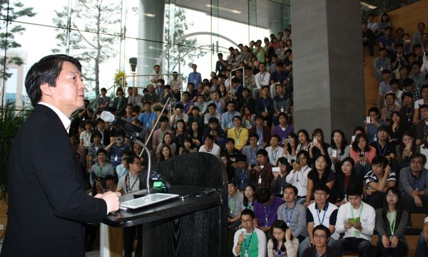 ▲ 안철수 후보가 안랩 직원들에 마지막 작별 인사를 하고 있다. ⓒ 안철수 대선 후보 측 페이스북