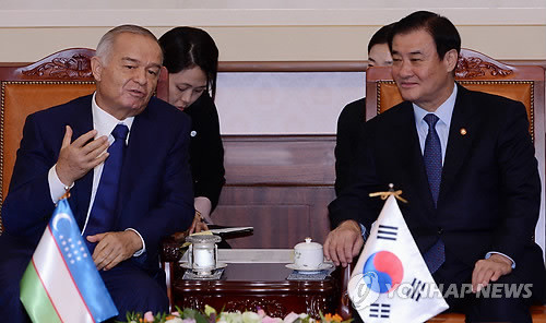 ▲ 강창희 국회의장이 21일 국회에서 국빈 방한중인 이슬람 카리모프 우즈베키스탄 대통령과 대화를 나누고 있다. ⓒ 연합뉴스