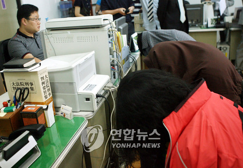 ▲ 가출한 여중생을 6개월간이나 모텔에 감금하고 채팅사이트를 통해 성매매를 강요하다 경찰에 검거된 20대 남녀 일당들의 모습.ⓒ 연합뉴스