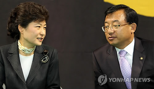 ▲ 새누리당 박근혜 대선후보의 `복심'으로 통해온 이정현 당 최고위원이 23일 공보단장에 임명되면서 12월 대선가도에서의 역할이 주목된다. 사진은 박 후보가 지난 2011년 10월 광주에서 열린 이정현 당시 의원의 출판기념회에 참석해 이야기 하는 모습. ⓒ 연합뉴스