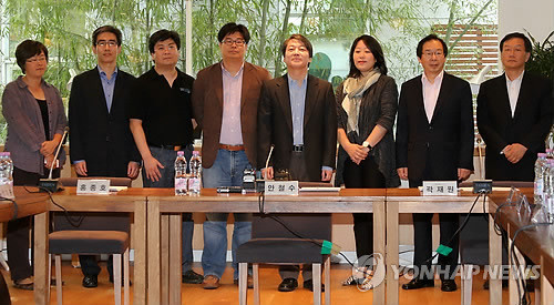 ▲ 무소속 안철수 대선후보가 23일 서울 마포구 서교동 인문카페 창비에서 열린 국민의 내일을 위한혁신 포럼에서 서울대 홍종호 교수 등 포럼 참석자들과 취재진을 향해 포즈를 취하고 있다. 2012. 9. 23 ⓒ 연합뉴스