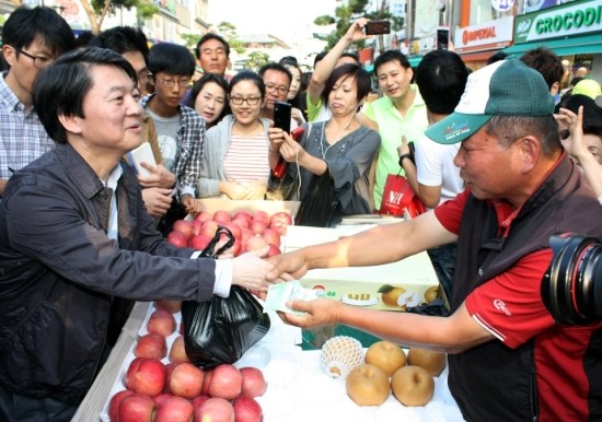 ▲ 못골시장에서 시장상인과 악수하는 안철수 후보 ⓒ 안철수 캠프