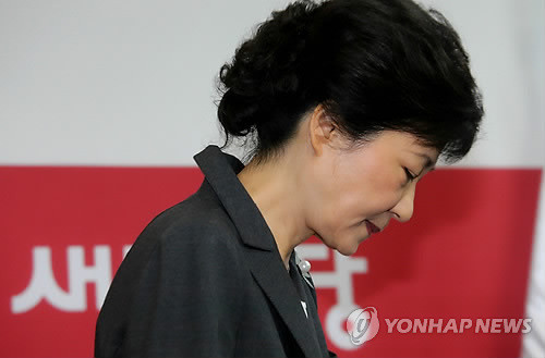 ▲ 새누리당 박근혜 대선후보가 24일 여의도 당사에서 과거사 관련 기자회견을 마치고 나서 회견장을 나서고 있다. ⓒ 연합뉴스