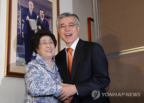 ▲ 민주통합당 문재인 대선후보가 24일 서울 동교동 김대중도서관에서 이희호여사를 예방, 인사하고 있다. 2012. 9. 24 ⓒ 연합뉴스