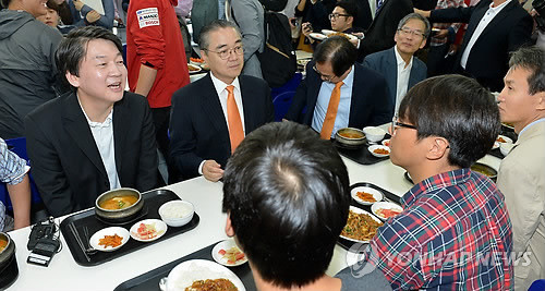 ▲ 무소속 안철수 대선 후보가 24일 서울 성북구 정릉동 국민대학교를 방문, 복지관학생식당에서 학생들과 대화하고 있다. 2012.9.24 ⓒ 연합뉴스