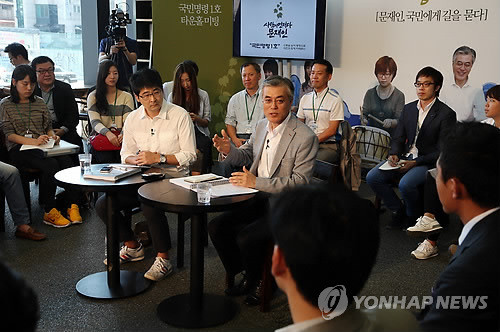 ▲ 민주통합당 문재인 대선 후보가 24일 오후 서울 홍익대 근처 한 카페에서 개최된 `국민명령1호 타운홀미팅'에서 참석자들의 질문에 답하고 있다. ⓒ 연합뉴스