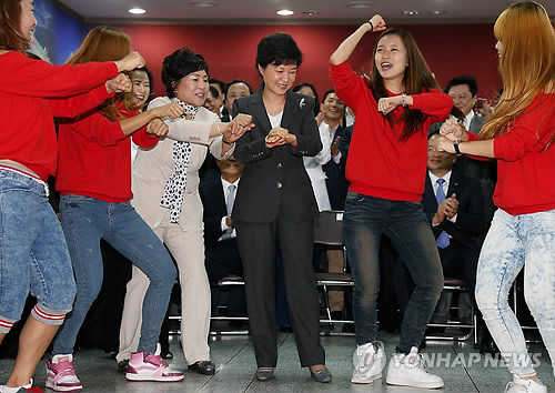 ▲ 새누리당 박근혜 대선 후보가 24일 오후 부산 수영구 남천동 부산시당에서 열린 대통령선거대책위 출범식에서 대학생당원들과 함께 말춤을 추고 있다. ⓒ 연합뉴스