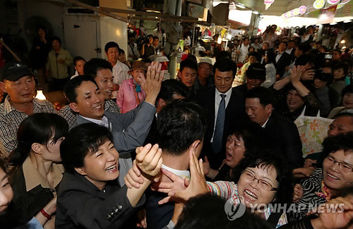 ▲ 새누리당 박근혜 대선 후보가 추석물가 점검을 위해 24일 오후 부산광역시 북구 구포동 구포시장 방문, 시민들의 열렬한 환영을 받고 있다. ⓒ 연합뉴스