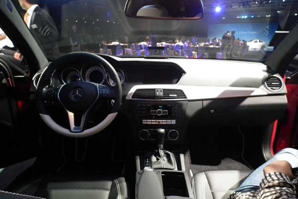 ▲ 벤츠 C클래스의 운전석과 센터페시아. 센터페시아 위쪽의 작은 검은막대는 후진주차를 돕는 장치다.