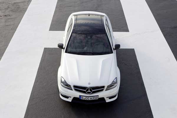 ▲ 벤츠의 '작은 괴물' C63 AMG. 작은 덩치임에도 475마력을 뿜어낸다. 지붕은 C클래스와 함께 글라스 루프로 돼 있어 개방감이 좋다.