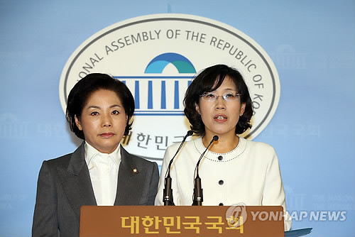 ▲ 새누리당 김현숙(오른쪽), 류지영 의원이 25일 오전 국회 정론관에서 무상보육 철회와 관련해 새누리당의 입장을 발표하고 있다. ⓒ  연합뉴스