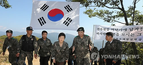 ▲ 새누리당 박근혜 대선후보가 25일 강원도 양구군 동면 월운리 수리봉 21사단 수리봉 유해발굴현장을 둘러보고 있다. ⓒ 연합뉴스