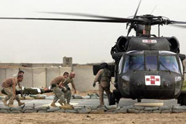 ▲ 이라크에서 응급후송헬기에 중상자를 싣는 미군들. 미군들은 이 헬기에 싣기만 하면 살릴 수 있다고 믿는다. 우리 군은 이런 헬기가 하나도 없다.