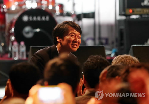 ▲ 무소속으로 대선에 출마한 안철수 후보가 25일 서울 홍대 앞 롤링홀에서 열린 PD수첩 방송 정상화를 위한 콘서트 '응답하라!PD수첩'에 참석해 관객들에게 인사하고 있다. 2012.9.25 ⓒ 연합뉴스