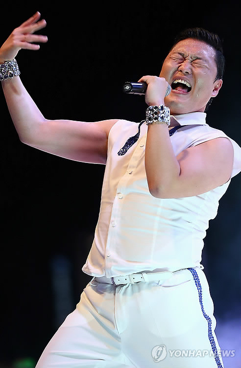 ▲ 가수 싸이의 열정적인 무대 ⓒ연합뉴스