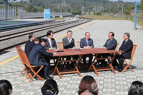 ▲ 민주통합당 문재인 대선후보가 25일 오전 남북분단으로 끊긴 경의선 철도의 남쪽 마지막 기차역인 도라산역을 방문, 김대중ㆍ노무현 정부에서 통일부 장관을 역임한 인사들과의 간담회에서 모두발언을 하고 있다. 2012.9.25 ⓒ 연합뉴스