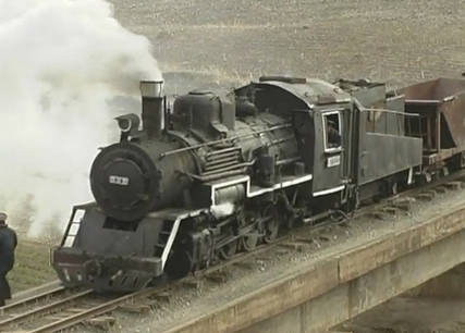 ▲ 매연을 내뿜으며 운행중인 북한 기관차.