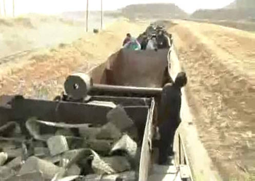 ▲ 기차 뒤에 실려있는 폐타이어.