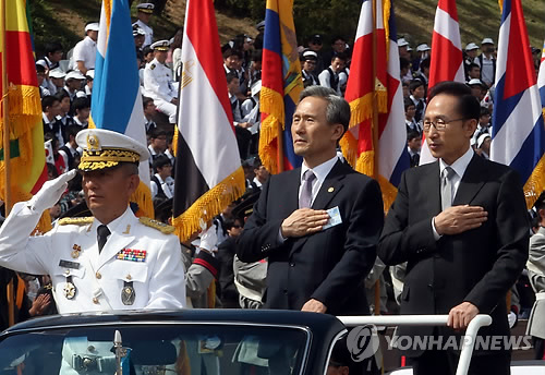 ▲ 26일 오전 계룡대에서 열린 건군 제64주년 국군의 날 기념식에서 이명박 대통령과 김관진 국방부 장관이 열병하며 경례하고 있다. ⓒ 연합뉴스