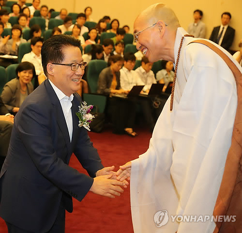 ▲ 법륜과 민주통합당 박지원 원내대표가 인사를 하는 모습 ⓒ연합뉴스