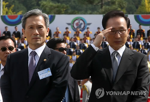 ▲ 26일 오전 계룡대에서 열린 건군 제64주년 국군의 날 기념식에서 이명박 대통령과 김관진 국방부 장관이 열병하며 경례하고 있다. ⓒ 연합뉴스