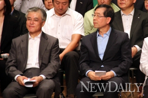 ▲ 문재인 민주통합당 대선 후보와 박원순 서울시장이 26일 오전 서울시청 신청사에서 열린 '골목상권 지킴이 간담회'에 참석했다. ⓒ 뉴데일리