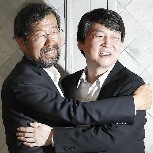 ▲ 문재인 민주통합당 대선 후보와 박원순 서울시장이 26일 오전 서울시청 신청사에서 열린 '골목상권 지킴이 간담회'에 참석했다. ⓒ 뉴데일리