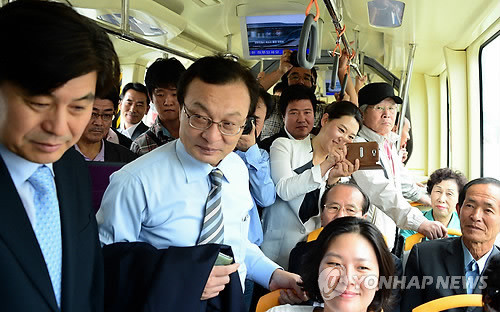 ▲ 민주통합당 이해찬(왼쪽에서 2번째) 대표가 26일 세종시 첫마을∼KTX 오송역 구간(총연장 22㎞)을 시범 운행 중인 간선급행버스시스템(BRT) 차량(바이모달트램)에 탑승, 차량운행 상태를 살피고 있다. 맨 왼쪽은 이춘희 민주통합당 세종시당위원장. 2012.9.26 ⓒ 연합뉴스