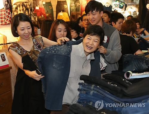 ▲ 새누리당 박근혜 대선후보가 26일 오후 서울 동대문 쇼핑몰 누존 상가에서 20대 여성이 선물한 청남방을 입어보고 있다. ⓒ 연합뉴스