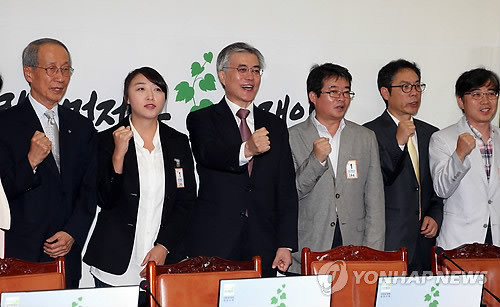 ▲ 민주통합당 문재인 대선후보가 27일 오전 국회 당대표실에서 열린 담쟁이캠프 1차회의에서 시민캠프 공동대표들과 함께 '사람이 먼저다!' 구호를 외치고 있다. 2012-09-27 ⓒ 연합뉴스