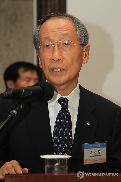 ▲ ‘영혼 없는 정상배(政商輩)'라는 평을 듣고 있는 윤여준.ⓒ