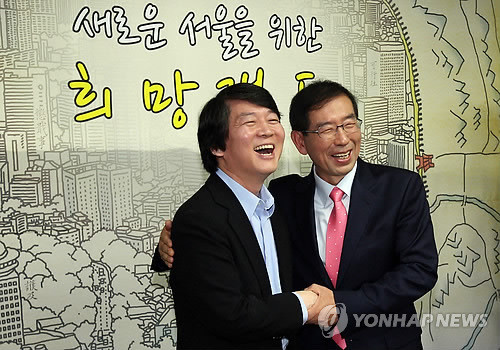 ▲ 안철수 서울대 융합과학기술대학원장은 19일 오후 3시 충정로 구세군아트홀에서 기자회견을 열어 대선 출마를 선언해 새누리당 박근혜 후보, 민주당 문재인 후보, 안 원장 간 3자 대결구도가 됐다. 사진은 안 원장이 2011년 10월 박원순 서울시장후보 캠프를 방문한 모습. 2012. 9. 19  ⓒ 연합뉴스(자료사진)