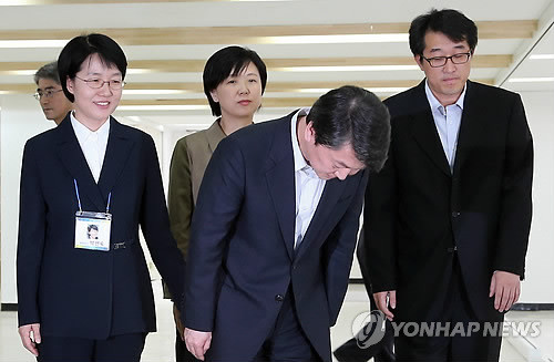 ▲ 무소속 안철수 대선후보가 27일 오후 서울 종로구 공평빌딩에서 장하성 교수 면담 후 가진 기자회견에서 최근 불거진 다운계약서 의혹과 관련해 국민께 사과 드린다며 고개를 숙여 인사하고 있다. 2012.9.27  ⓒ 연합뉴스