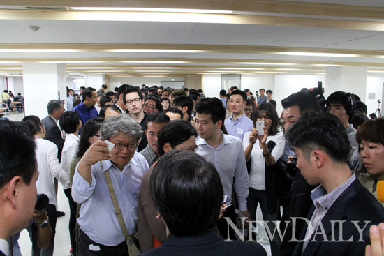 ▲ 안철수 후보가 플래카드를 바라보고 있다. ⓒ 뉴데일리