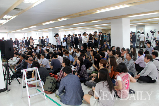 ▲ 안철수 후보가 플래카드를 바라보고 있다. ⓒ 뉴데일리