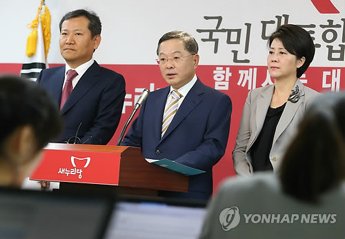 ▲ 새누리당 안대희 정치쇄신위원장이 27일 오후 여의도 당사에서 기자회견을 갖고 있다. ⓒ 연합뉴스