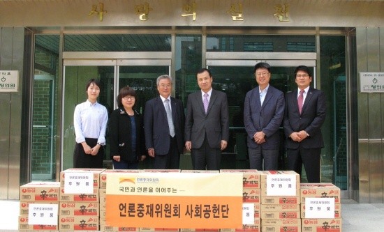 ▲ 언론중재위원회는 9월 26일 사회복지법인 창인원에 생필품을 기증했다. (오른쪽에서 세 번째 언론중재위원회 오광건 사무총장, 네 번째 이경학 창인원 대표이사)  ⓒ 뉴데일리