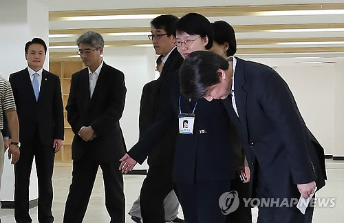 ▲ 무소속 안철수 대선후보가 27일 오후 서울 종로구 공평빌딩에서 장하성 교수 캠프 합류 발표 기자회견을 마친 뒤 최근 불거진 다운계약서 의혹과 관련해 국민께 사과 드린다며 고개를 숙여 인사하고 있다. 2012.9.27 ⓒ 연합뉴스