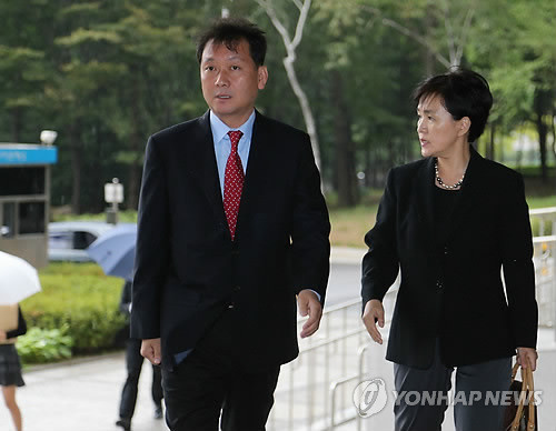 ▲ 유동천 제일저축은행 회장으로부터 불법 정치자금을 받은 혐의로 불구속 기소된 이광재 전 강원도지사가 28일 오후 서울 서초동 서울중앙지법에서 열린 선고공판에 참석하기 위해 법정으로 향하고 있다. 오른쪽은 강금실 전 법무장관. ⓒ연합뉴스