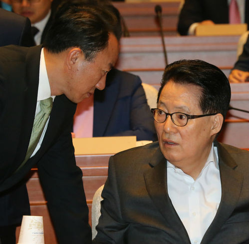 ▲ 민주통합당 박지원 원내대표와 김명진 원내대표비서실장이 조용히 대화를 나누고 있다. ⓒ연합뉴스