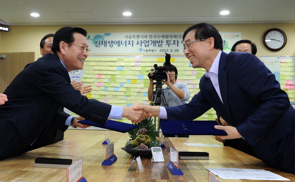 ▲ 28일 오전 서울시 신청사 6층 시장 집무실에서 박원순 서울시장과 김균섭 한수원 사장이 '신재생에너지 발전사업 개발 및 투자' 양해각서에 서명한 뒤 악수를 나누고 있다.ⓒ