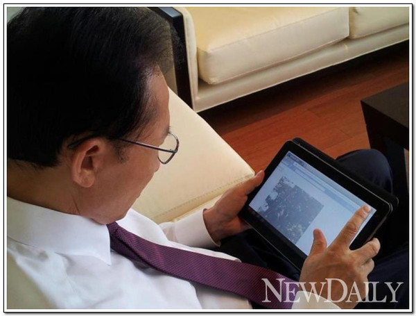 ▲ 태블릿 PC를 들고 인터넷을 하는 모습 ⓒ 뉴데일리