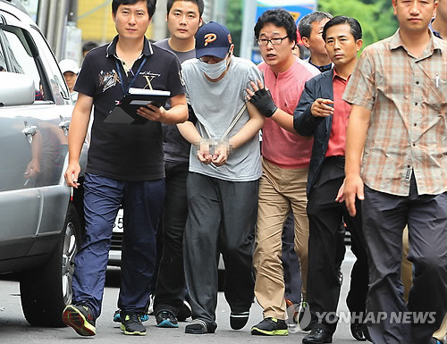 ▲ 지난달 서울 영등포구 여의도동 길가에서 흉기난동을 벌인 피의자 김모씨에 대한 현장검증 모습(자료사진).ⓒ 연합뉴스