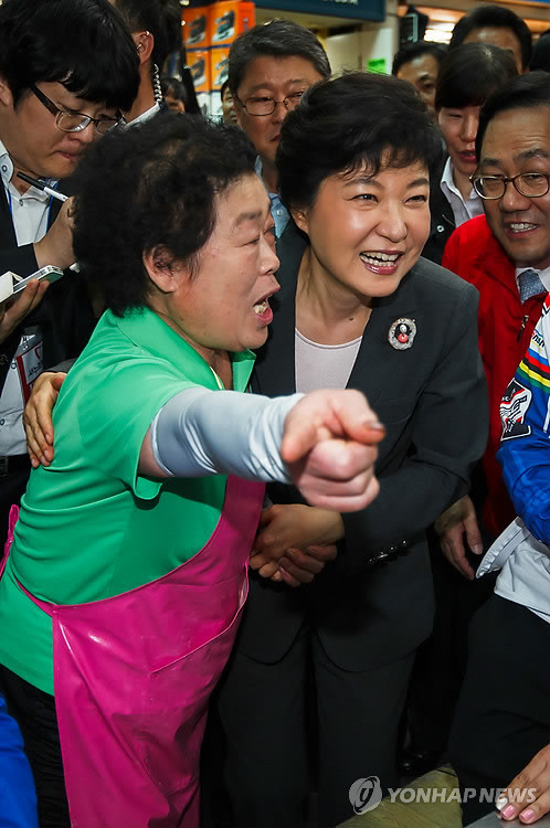 ▲ 새누리당 박근혜 대선후보가 추석을 앞둔 28일 오후 대구 중구 대신동 서문시장을 방문해 한 상인과 대화를 나누고 있다. ⓒ 연합뉴스