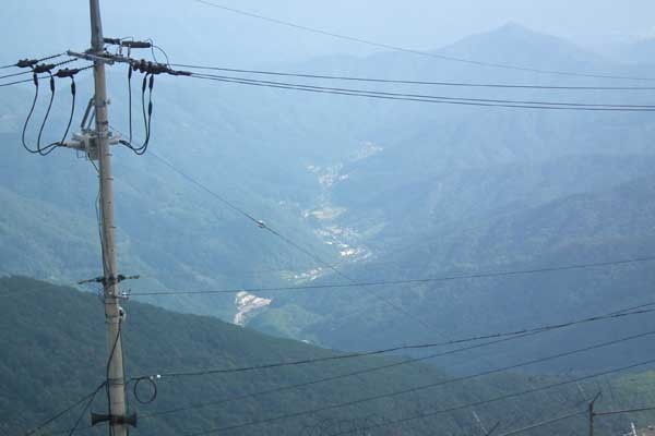 ▲ 8979부대에서 바라본 아랫 동네. 아래를 내려다보면 까마득했다.