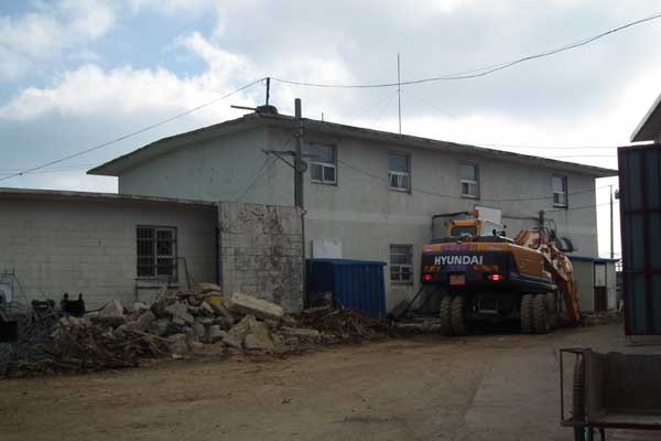 ▲ 8979부대가 과거 사용하던 막사. 현재 민간업체가 철거작업 중이다. 삽질하는 병사는 단 한 명도 없었다.