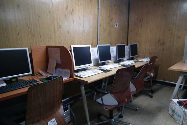 ▲ 병사들을 위한 오락실. 사진에는 보이지 않지만 플레이스테이션2도 중앙에 놓여 있다.