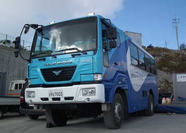 ▲ 8979부대 간부들은 이 진중버스를 타고 매일 출퇴근을 한다. 간부들의 개인 차량 출퇴근은 원칙적으로 금지돼 있다.