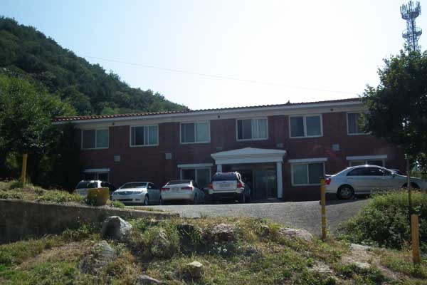 ▲ 간부들이 생활하는 관사. 수십 년 전에 지은 관사에 비해 나아졌다고는 하나 생활환경은 매우 열악하다.